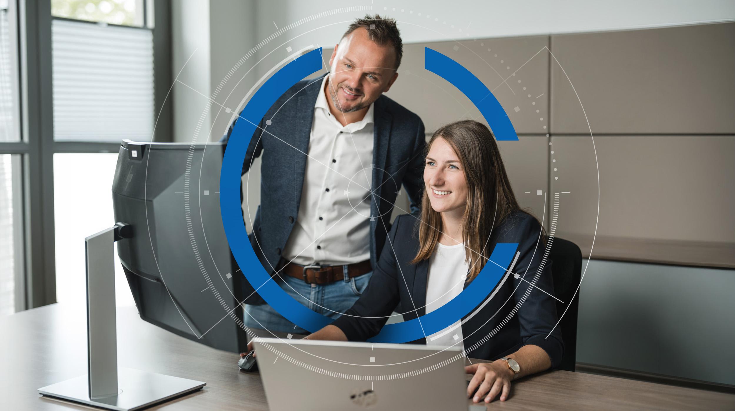 M&auml;nnlich und weiblich vor Monitor